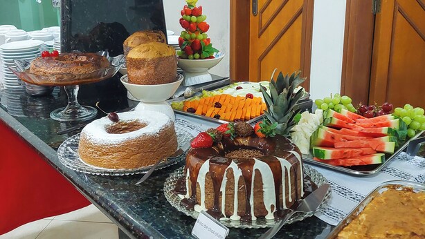 Un buffet proposant une variété de desserts et de fruits.