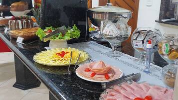 Café da manhã com buffet grátis todos os dias