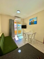Apartamento tradicional, 1 habitación, patio, vistas a la ciudad | Minibar, caja fuerte, cortinas opacas y wifi gratis