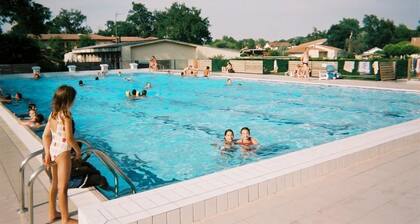 Quiet chalet for 4 people, swimming pool, in the heart of the Landes forest