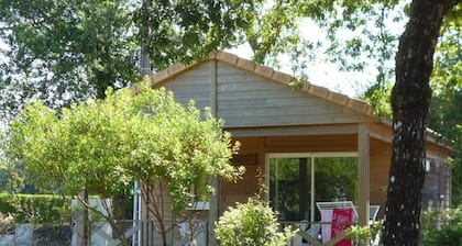 Quiet chalet for 4 people, swimming pool, in the heart of the Landes forest