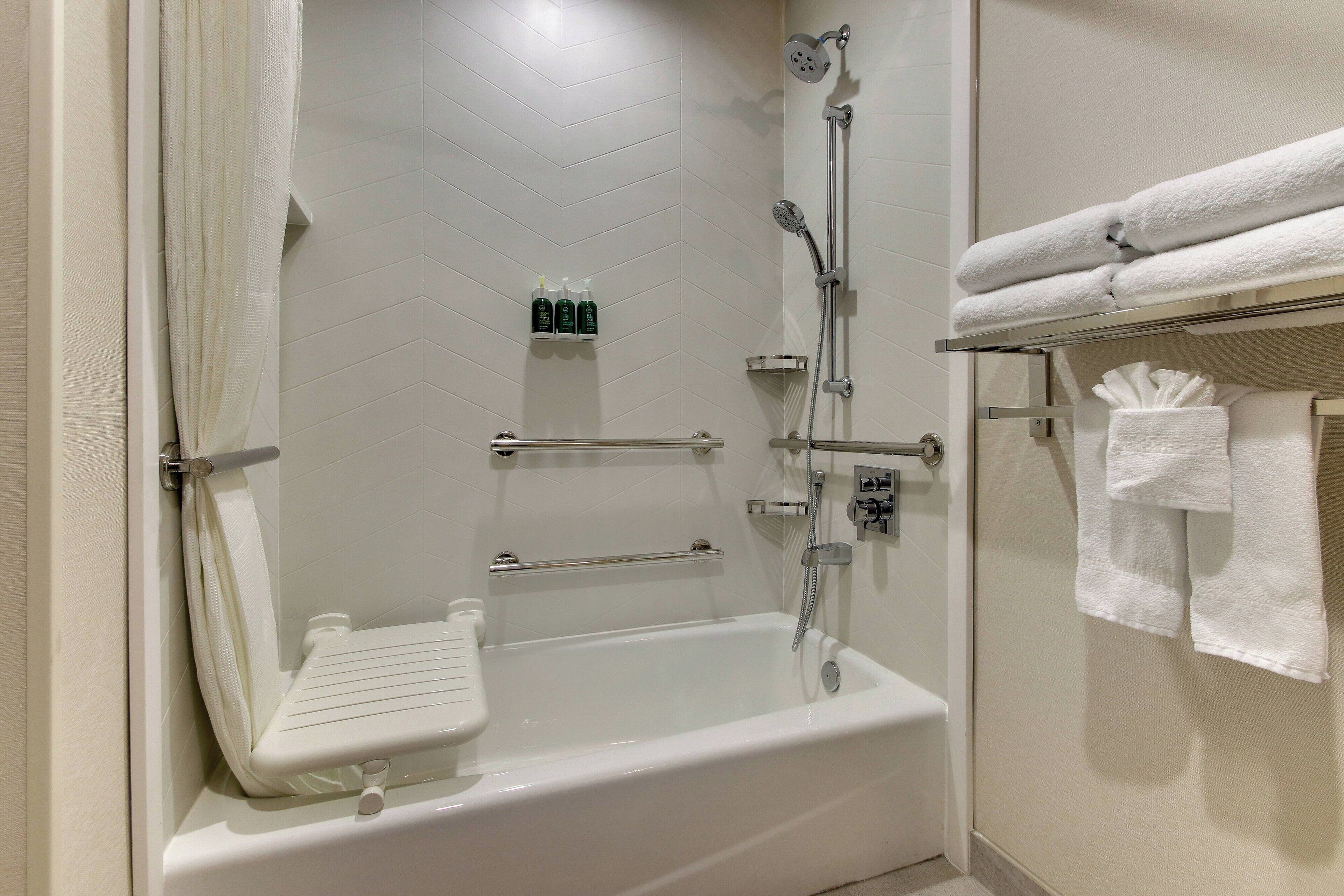 combined shower/bathtub, free toiletries, hair dryer