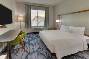 Dilengkapi dengan perabotan berbeda-beda dan meja kerja