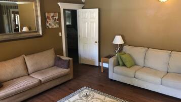 Smart-TV, Kamin, Videospiele, DVD-Player