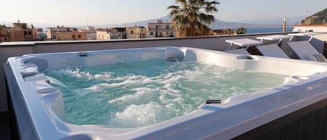 Bañera de hidromasaje al aire libre