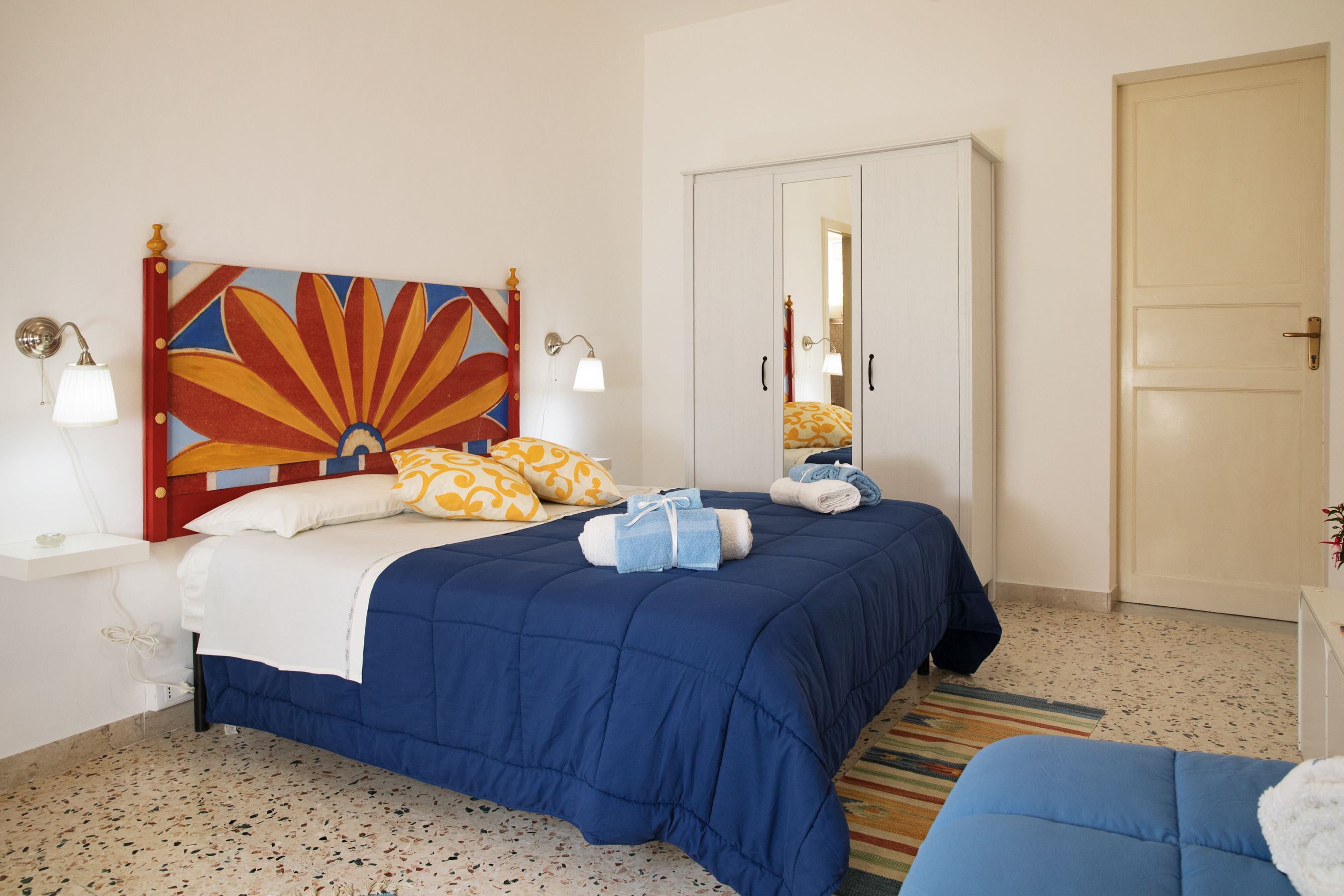 Quarto triplo superior | Escrivaninha, cortinas blackout, ferros/tábuas de passar roupa