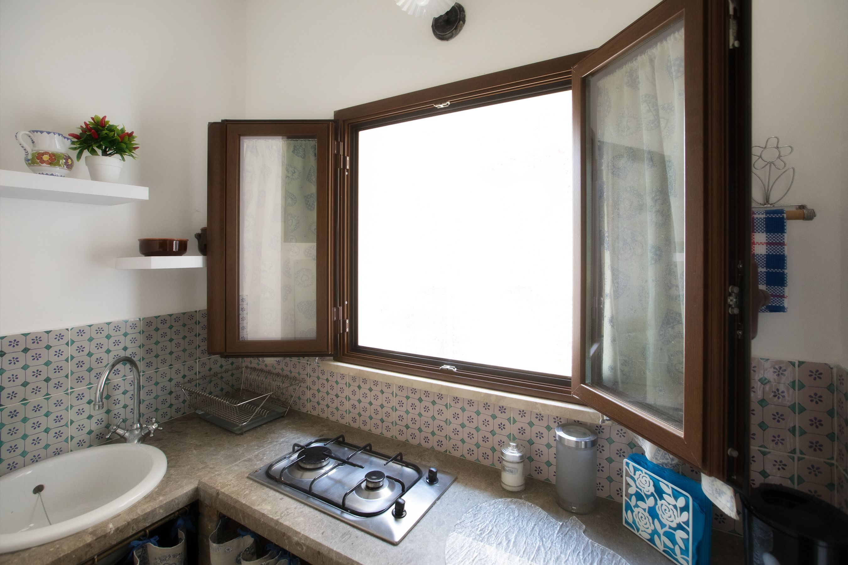 Grand réfrigérateur, plaque de cuisson, machine à expresso