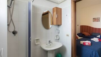 Deluxe-Apartment, 1 Schlafzimmer | Badezimmer | Dusche, Regendusche, kostenlose Toilettenartikel, Haartrockner