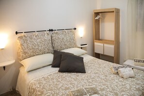 Standard Double Room | Desk, blackout drapes, iron/ironing board, free WiFi - Bella Vista b&b (Erice)