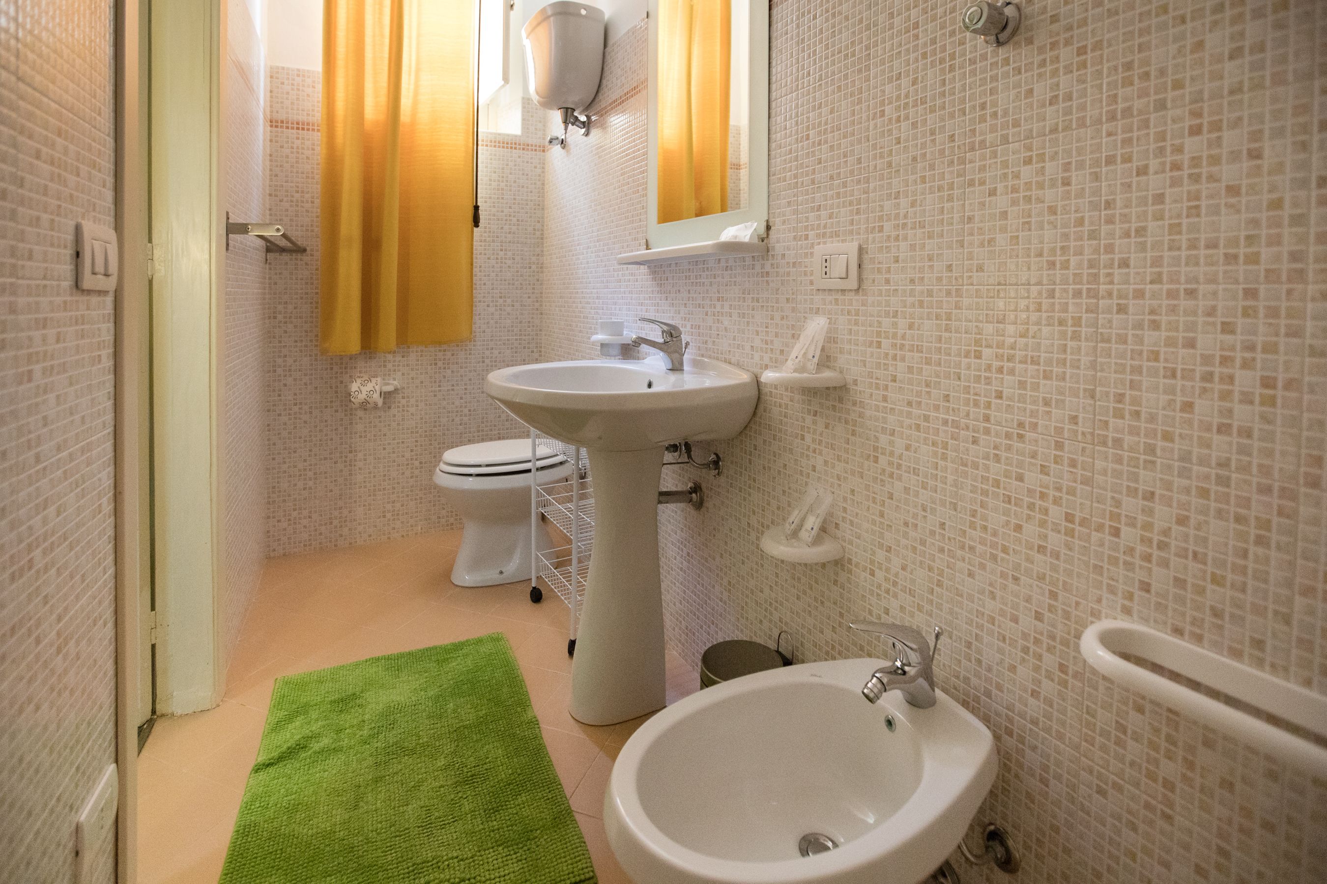 Un bagno con lavandino, servizi igienici e zona doccia.