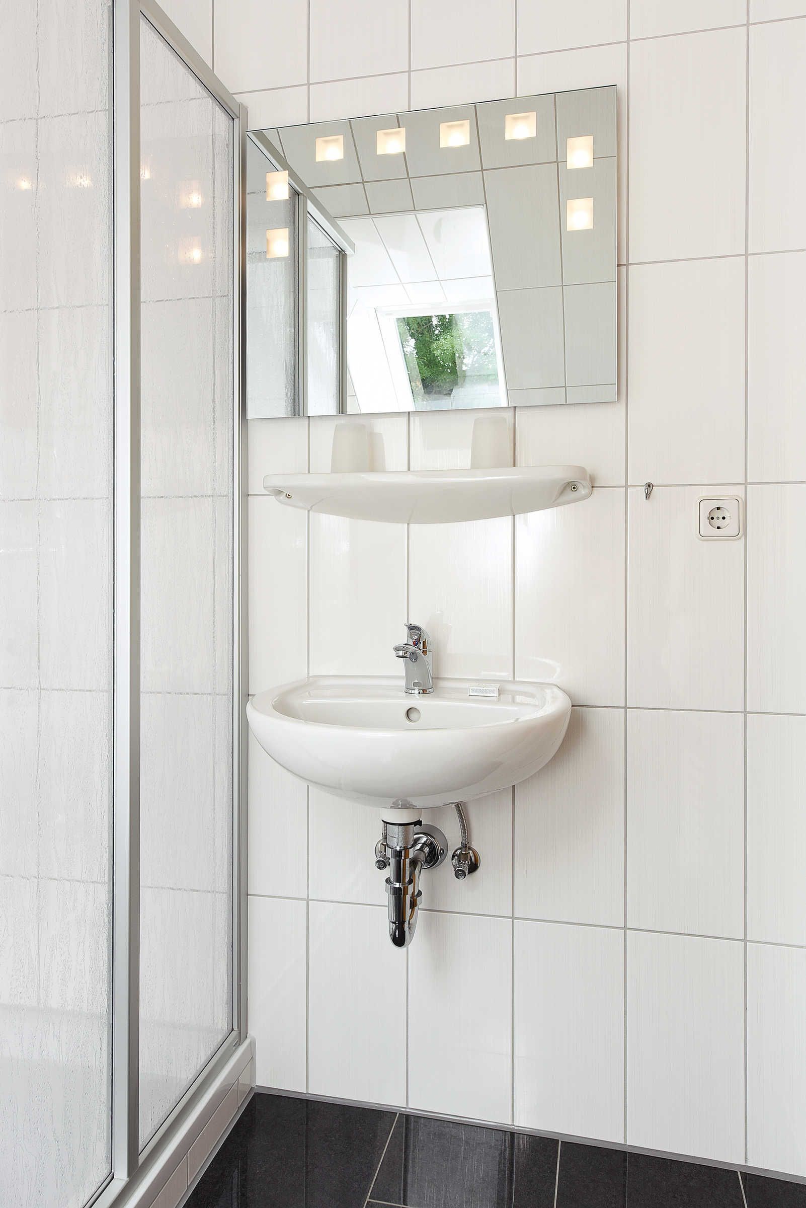 Een douche, zeep, toiletpapier