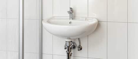 Ducha, jabón y papel higiénico