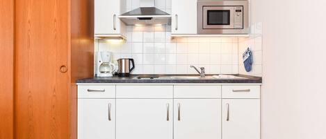 Kjøleskap, mikrobølgeovn, ovn og oppvaskmaskin