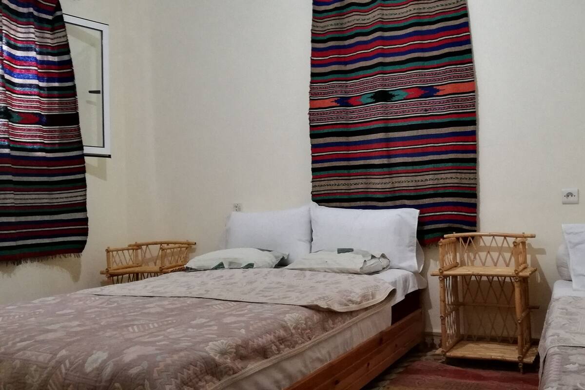 Habitación triple básica | Wifi gratis y ropa de cama