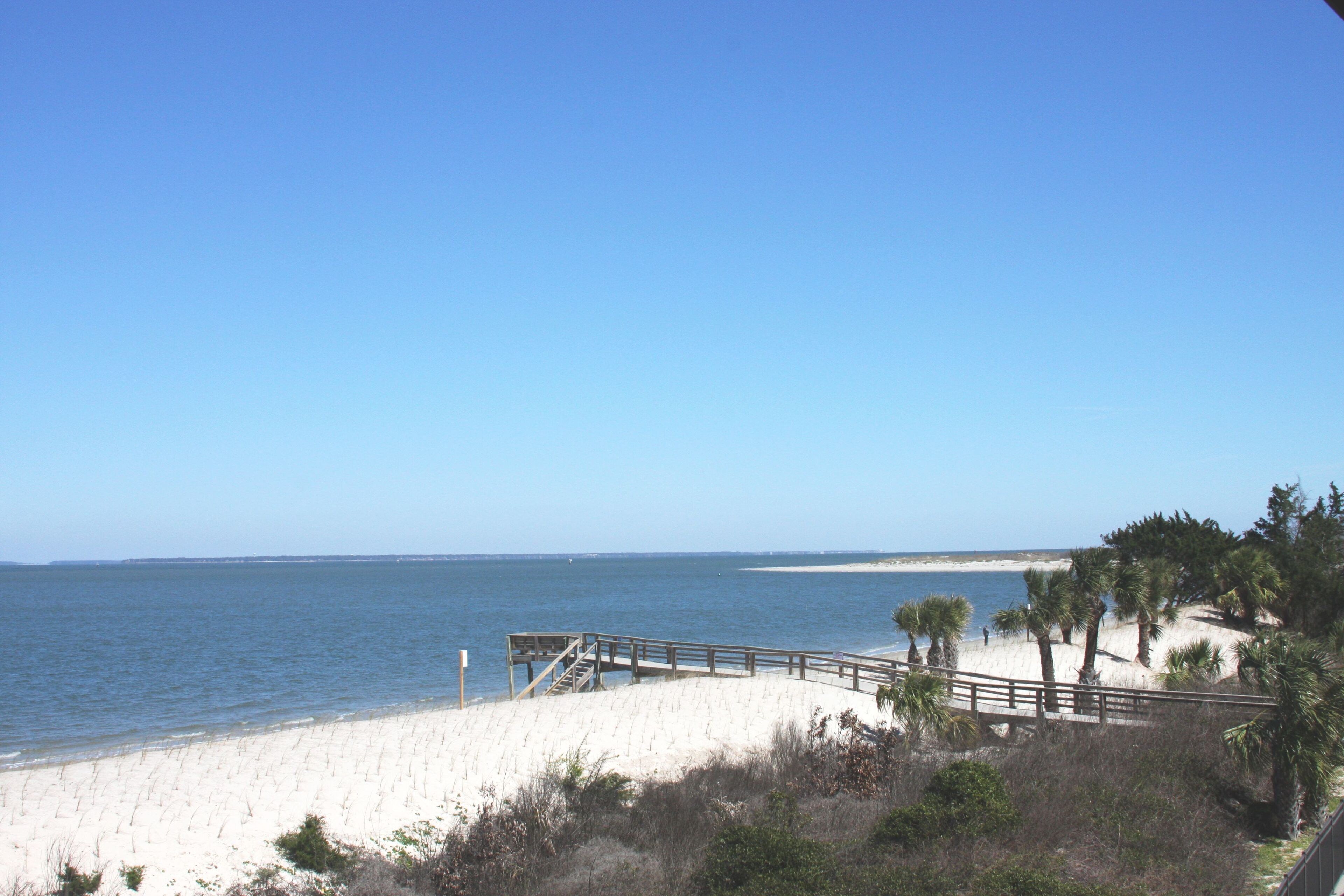 Beautiful Beach front 1 bedroom condo 211B