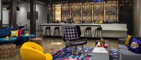 Zona de bar moderna con vistas a la ciudad, taburetes y un letrero de neón.