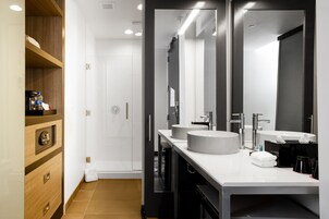 Separate tub and shower, free toiletries, hair dryer, towels
