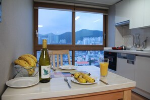 Comfort-Apartment | Essbereich im Zimmer