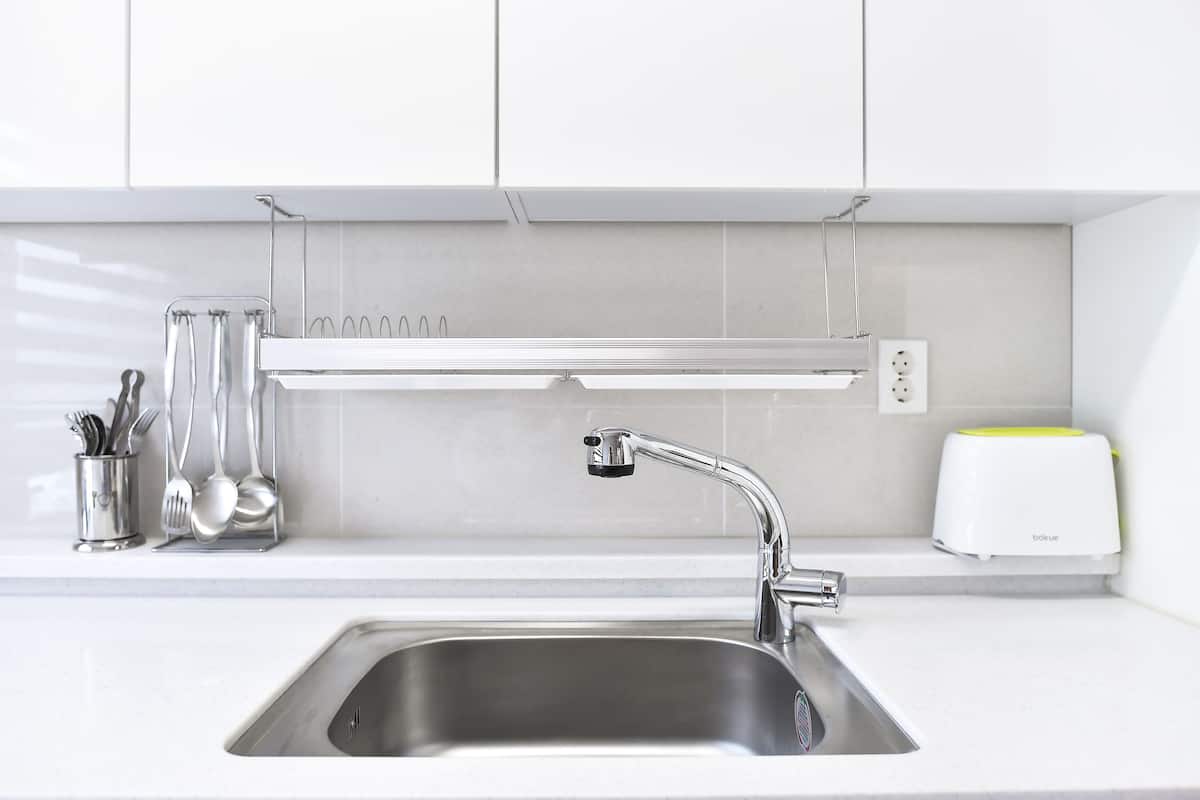 Departamento Confort | Cocina privada | Refrigerador con congelador, horno, lavavajillas y tetera eléctrica