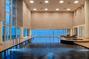室內游泳池和室外游泳池，提供免費遮陽小屋和泳池遮陽傘