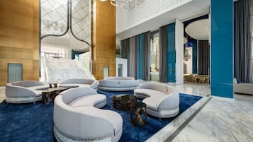 2 bars/lounges, cocktail bar