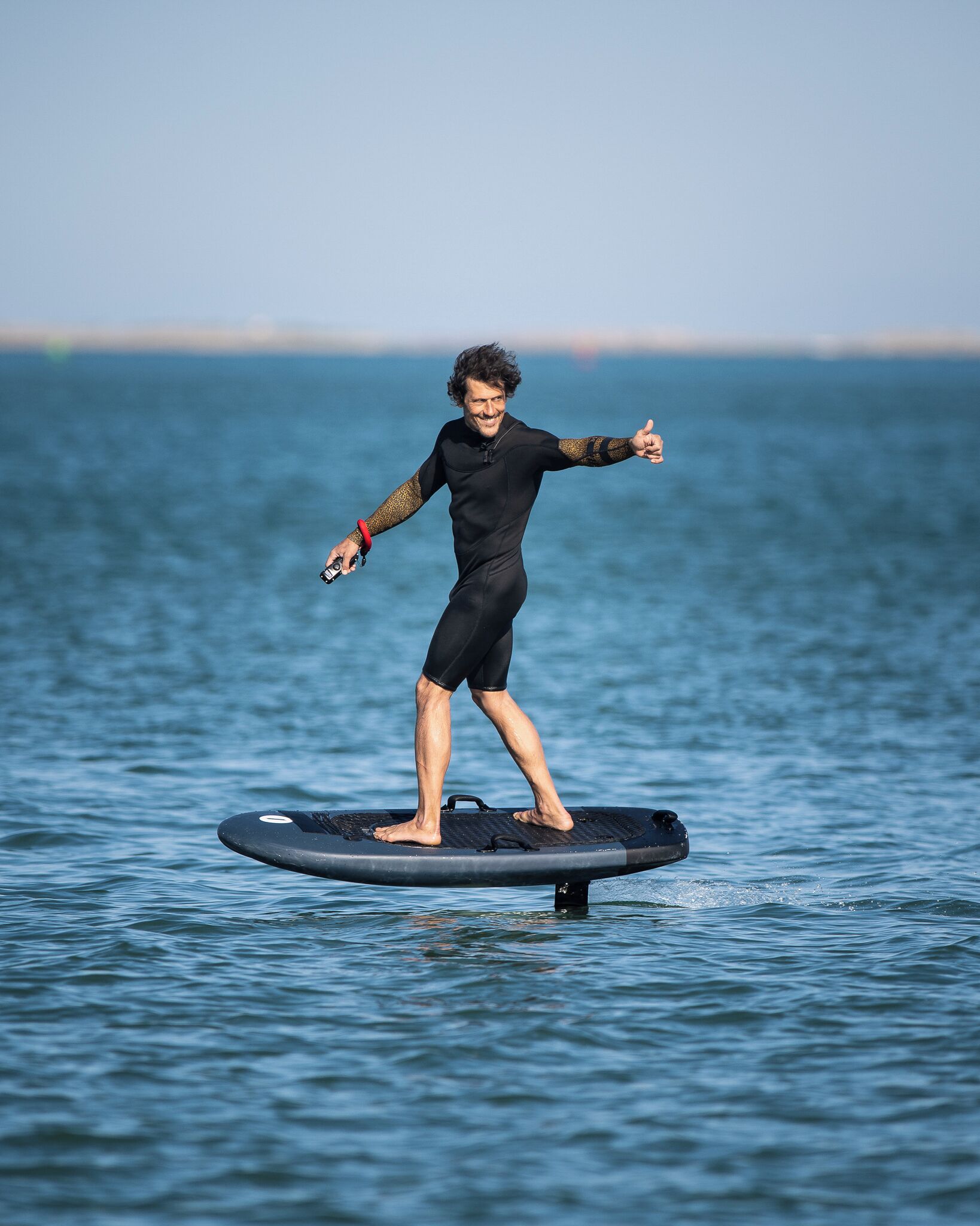 Eine Person steht auf einer schwimmenden Plattform im Wasser.