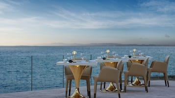2 restaurantes; se sirven desayunos, almuerzos, cenas y brunches