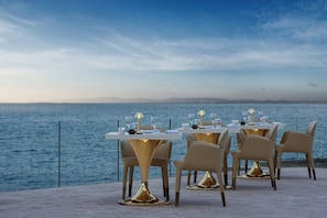 Hi ha 2 restaurants amb plats de cuina mediterrània