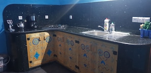 Cafetera i tetera i utensilis de cuina, vaixella i coberteria