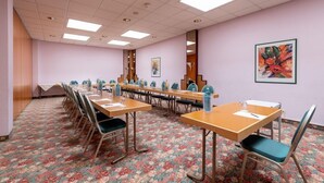 A conference room with a long table, chairs, and a carpeted floor. - Trip Inn Frankfurt Airport Russelsheim (Ruesselsheim)