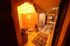 Shower, rainfall showerhead, towels, soap - Hotel  Sijilmassa (Rissani)