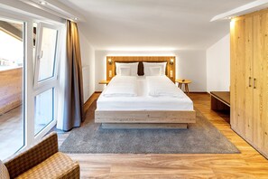 أغطية فراش متميزة وميني بار وخزنة داخل الغرفة ومكتب