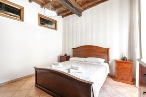 2 quartos, ferros/tábuas de passar roupa, berço de viagem