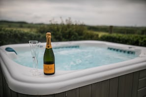 Outdoor spa tub - Bayview Farm Holiday Cottages (Bushmills)