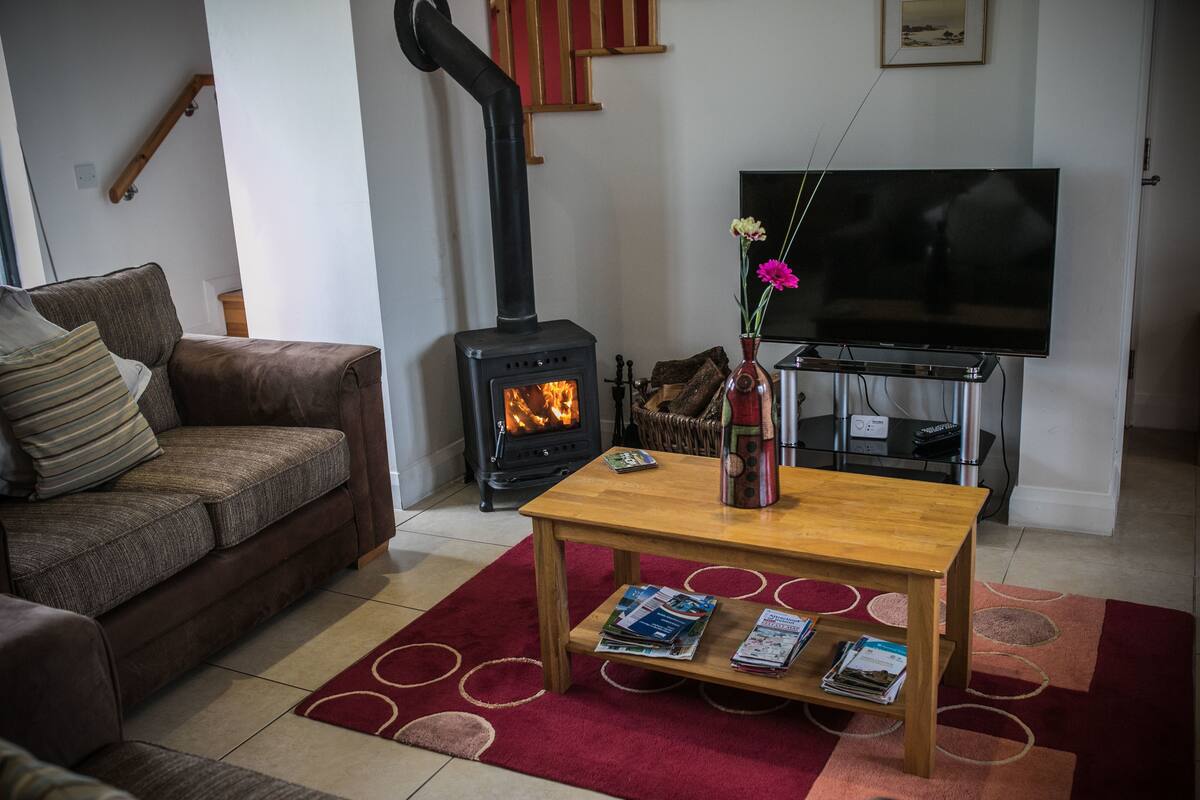 Two-Bedroom Cottage with Ocean View | Living area
