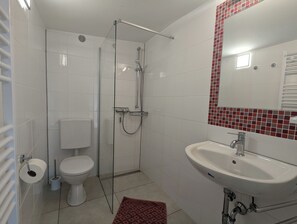 Apartment, 4 Schlafzimmer | Badezimmer | Dusche, Haartrockner