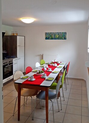 Apartment, 4 Bedrooms | In-room dining