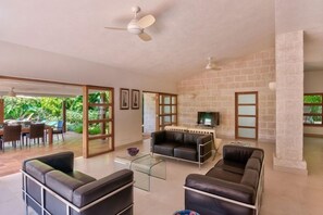 TV - Villa Thespina on the Beach (Holetown)