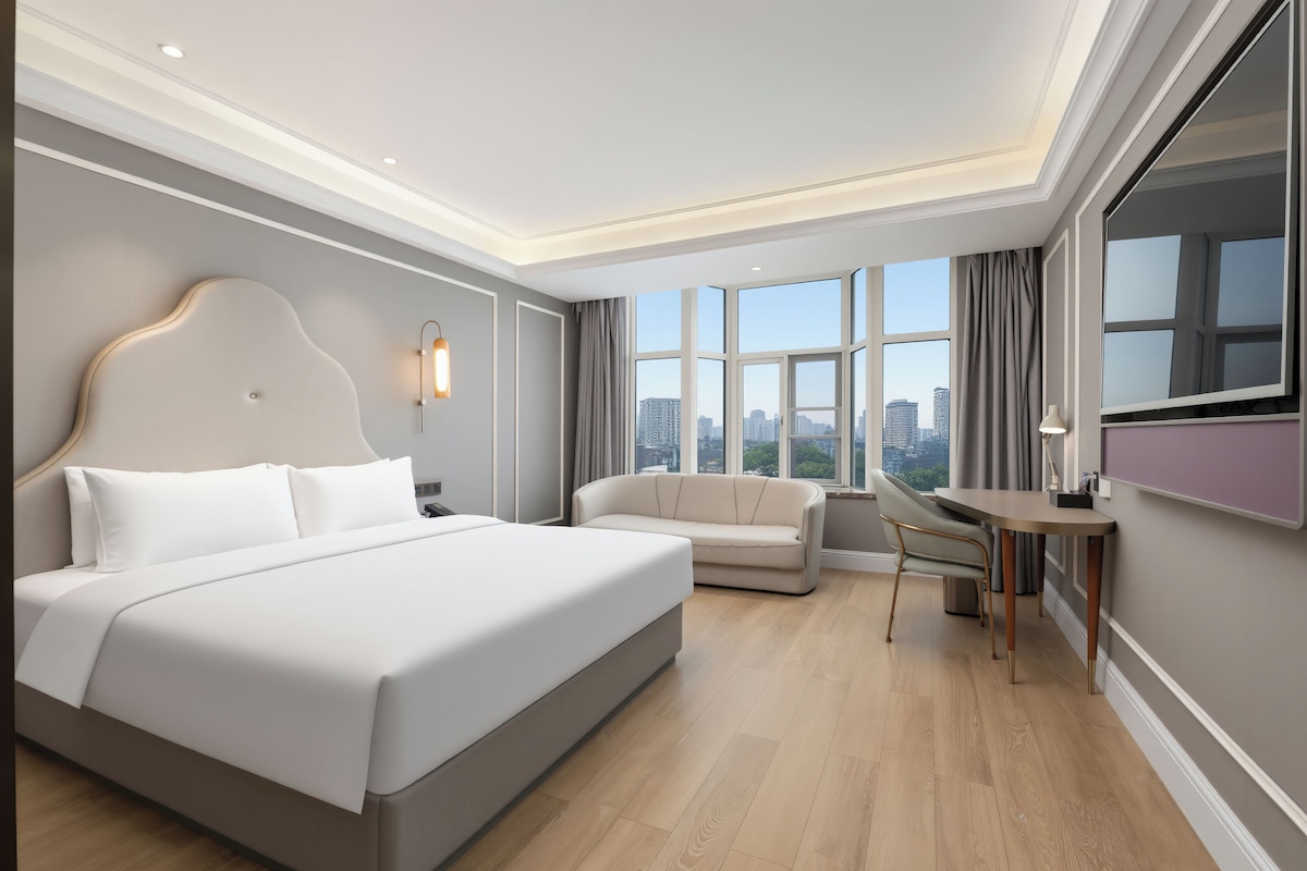 Superior Room, 1 King Bed | Minibar, WiFi (free)