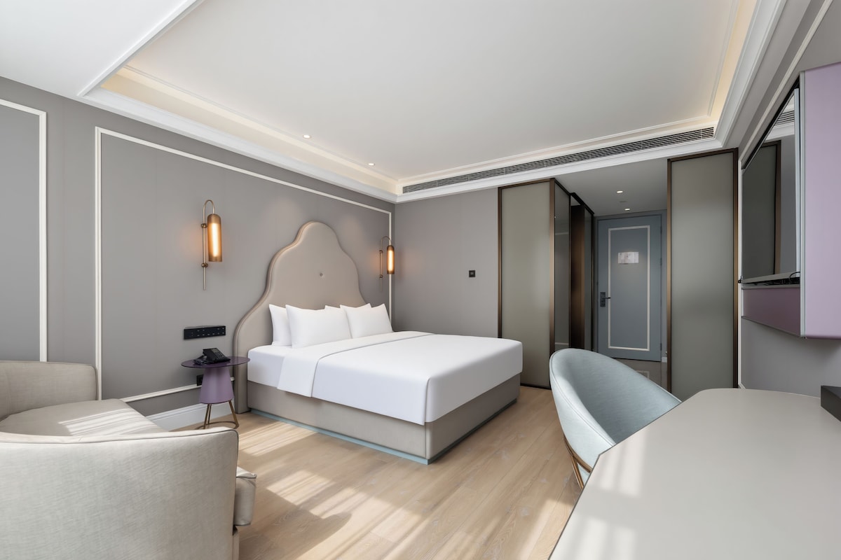 Standard Room, 1 King Bed | Minibar, WiFi (free)