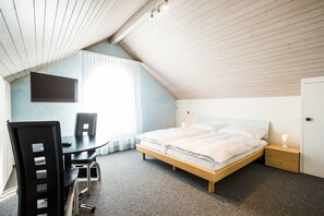 Double Room | Free cribs/infant beds, free WiFi, bed sheets - Hotel Restaurant zum Sternen (Elsau)
