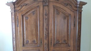 A large wooden wardrobe with intricate carvings and a curved top. - Gästehaus Koblenz (Koblenz)