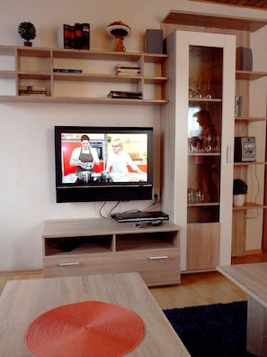 Apartment, 3 Schlafzimmer, Nichtraucher (Dachgeschoss) | Fernseher