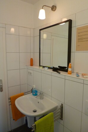 Appartement, 2 chambres, non-fumeurs (Obergeschoss) | Salle de bain | Sèche-cheveux, papier toilette