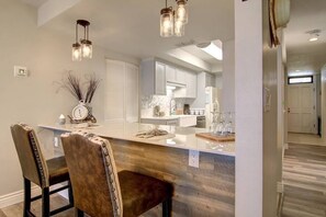 Fridge, microwave, oven, stovetop - Beautiful View of The Gulf Elegant Comfort Indoors 2 Bedroom 2 Bath (Port Aransas)