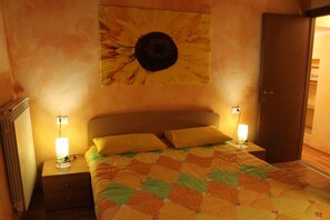 2 bedrooms, desk, iron/ironing board, bed sheets