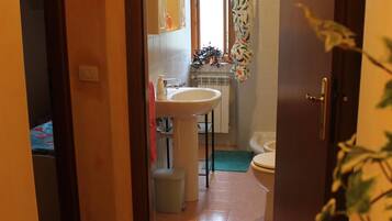 Douche, sĂšche-cheveux, bidet, serviettes fournies