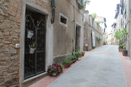 Exterior detail. La Casina of Via Cresci, 14