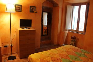 2 bedrooms, desk, iron/ironing board, bed sheets