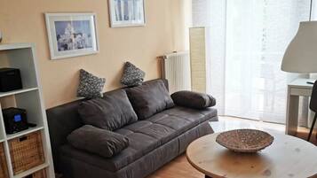 Apartment (kleines Dachgeschoss) | Wohnbereich | Flachbildfernseher